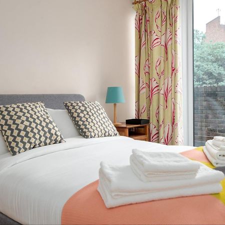 Apartament Guestready - Lovely Ground Floor Duplex With Patio In Southbank Londyn Zewnętrze zdjęcie
