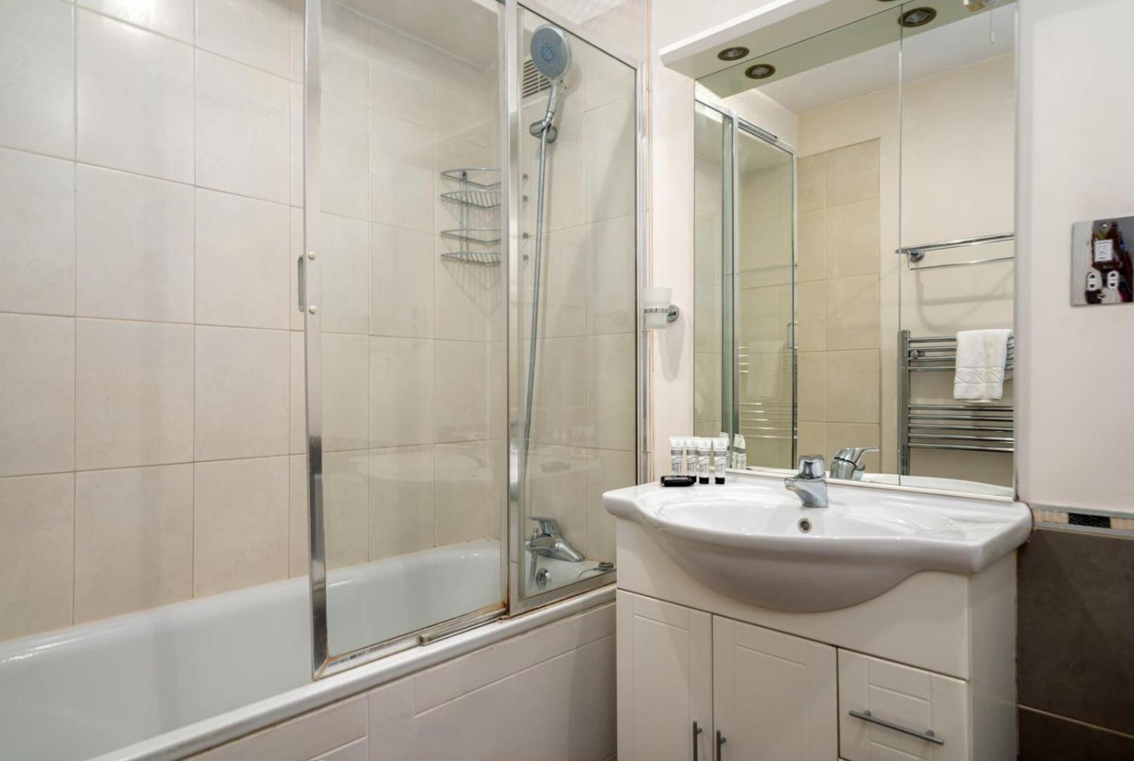 Apartament Guestready - Lovely Ground Floor Duplex With Patio In Southbank Londyn Zewnętrze zdjęcie